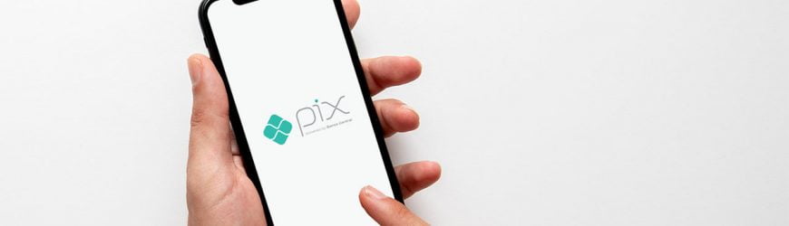 Mão segurando celular com o aplicativo pix