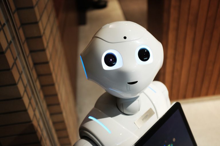 robot-2587571_1280-768x512